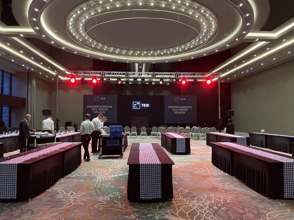 Conference room with sound, truss, lighting and screens for a corporate meeting